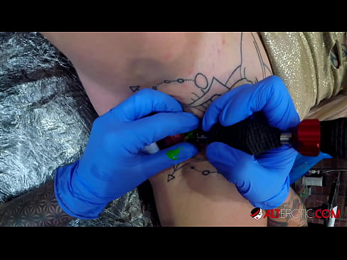 ❤️ Extreem getatoeëerde hottie Sully Savage kreeg een tatoeage op haar clitoris ❌ Russian porno at nl.ixiporn.ru ❤